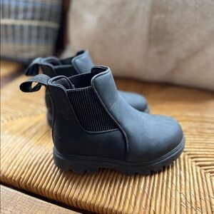 Kids Native Chelsea Boot - suede - size 8 - black - excellent condition